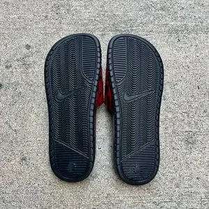 NIKE BENASSI SLIDES JUST DO IT BLACKS UNIVERSITYS REDS SWOOSH NIKE BENASSI JDI SLIDE MEN 343880 060 BLACK / CHALLENGE RED  main image 2